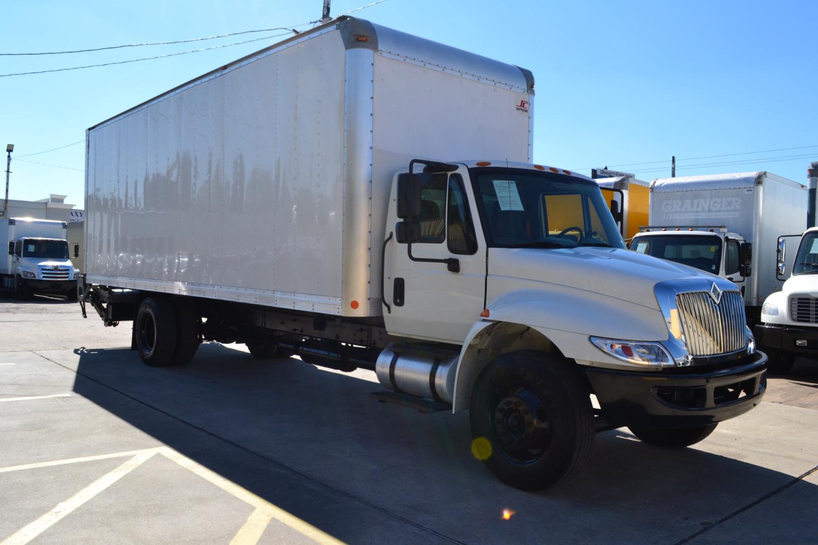 2016 WHITE /BLACK INTERNATIONAL 4300 with an CUMMINS ISB 6.7L 220HP engine, ALLISON 2100HS AUTOMATIC transmission, located at 9172 North Fwy, Houston, TX, 77037, (713) 910-6868, 29.887470, -95.411903 - Photo#2